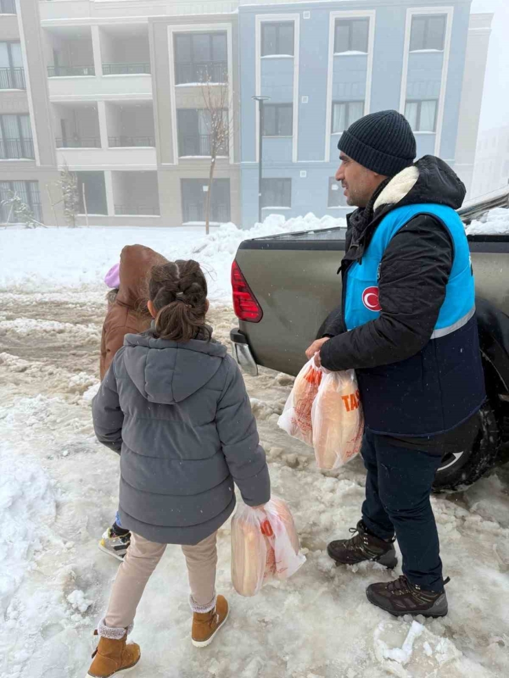Kahta’da Sıcak Yemek, Çorba Ve Ekmek Dağıtımı
