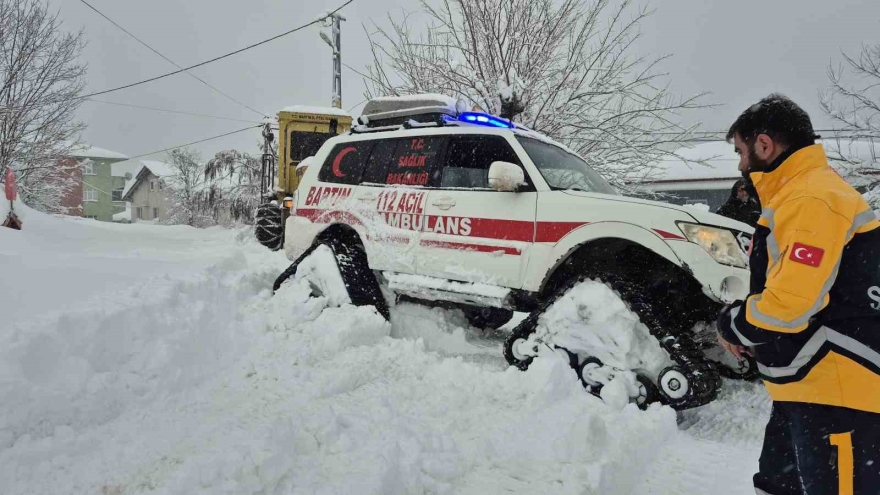 Kar Nedeniyle Evinde Mahsur Kalan Hastayı Sağlık Ekipleri Kurtardı