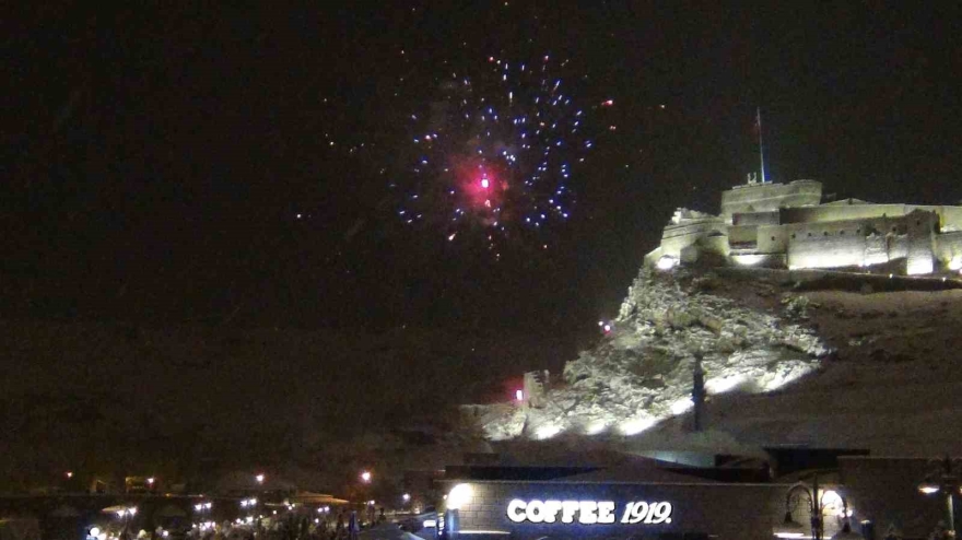 Kars’ta Yeni Yıl Coşkusu: Lapa Lapa Kar Altında Halay