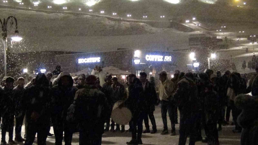 Kars’ta Yeni Yıl Coşkusu: Lapa Lapa Kar Altında Halay