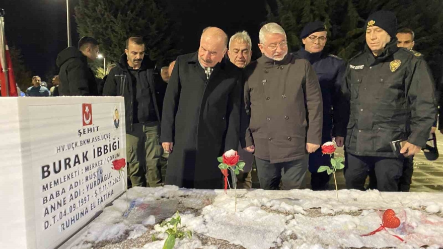 Şehitlikte Yılbaşı Gecesi: Aileler Dualarla Yeni Yıla Girdi