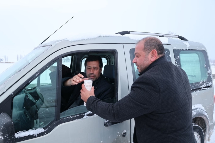 Bünyan Belediyesi Kar Mesaisindekilerin İçini Isıttı