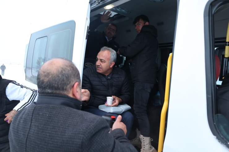 Bünyan Belediyesi Kar Mesaisindekilerin İçini Isıttı