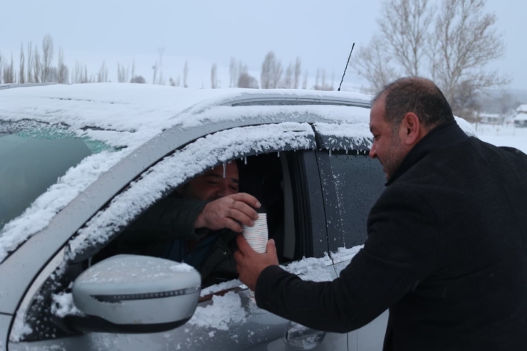 Bünyan Belediyesi Kar Mesaisindekilerin İçini Isıttı