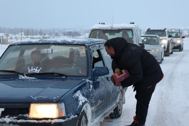 Bünyan Belediyesi Kar Mesaisindekilerin İçini Isıttı