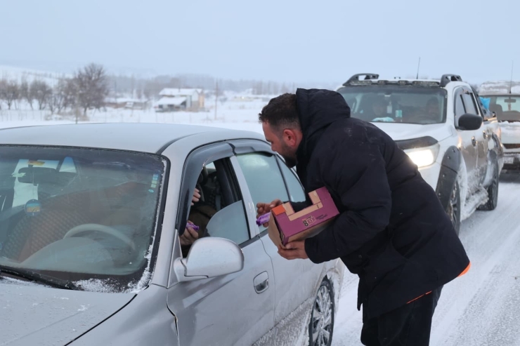Bünyan Belediyesi Kar Mesaisindekilerin İçini Isıttı