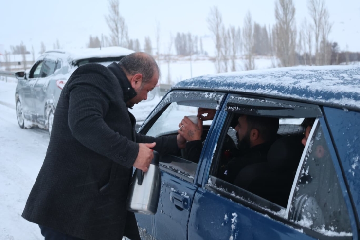 Bünyan Belediyesi Kar Mesaisindekilerin İçini Isıttı