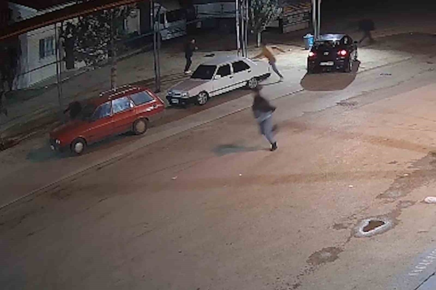 Akrabalar Arasında Silahlı Kavga Kamerada: Yeğenini Vurdu, Ardından Kazara Kendisini Yaraladı