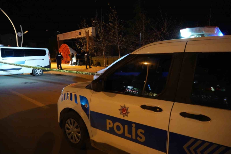 Kavgaya Müdahale Eden Polis Memuru Bıçakla Yaralandı