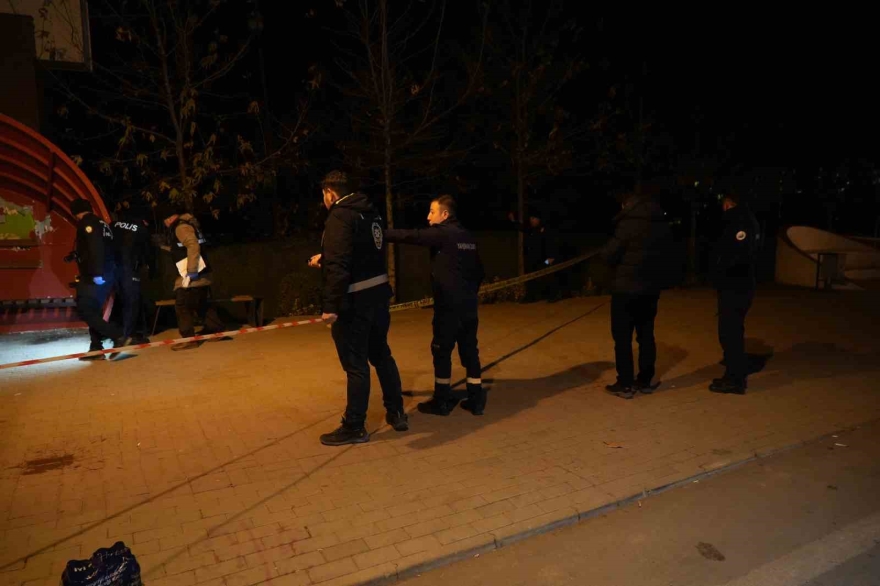 Kavgaya Müdahale Eden Polis Memuru Bıçakla Yaralandı