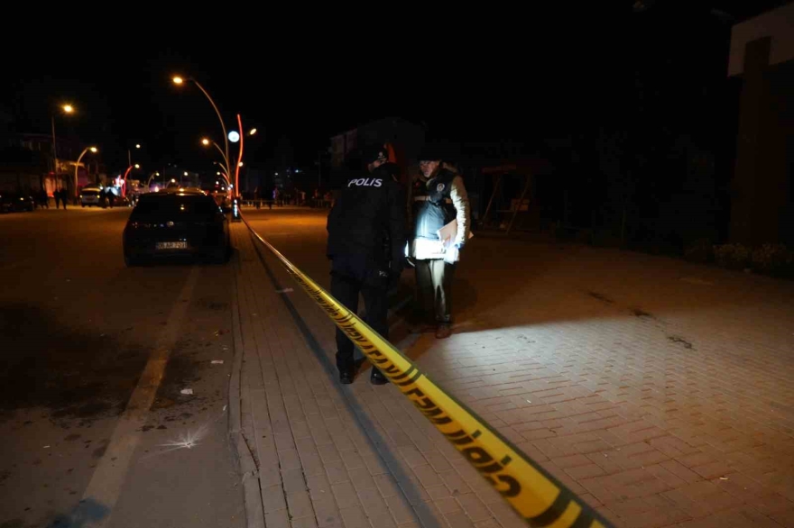 Kavgaya Müdahale Eden Polis Memuru Bıçakla Yaralandı