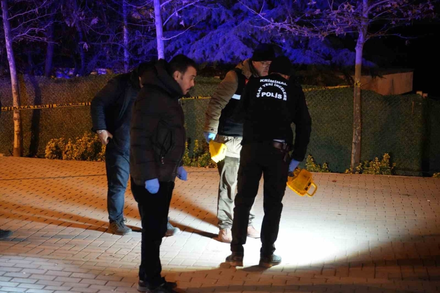 Kavgaya Müdahale Eden Polis Memuru Bıçakla Yaralandı