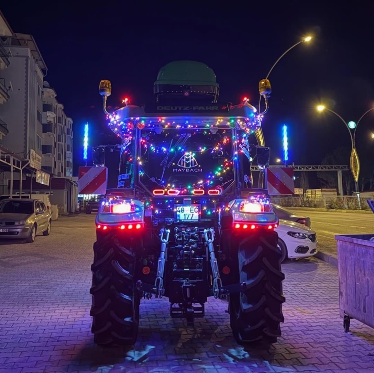 Led Işıklı Traktör Dikkat Çekti