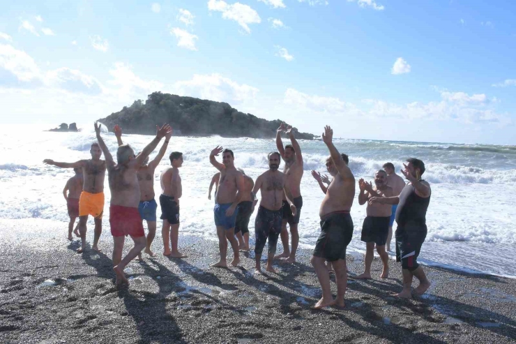 Mersin’de Gelenek Bozulmadı, Yeni Yılın İlk Gününde Denize Girdiler