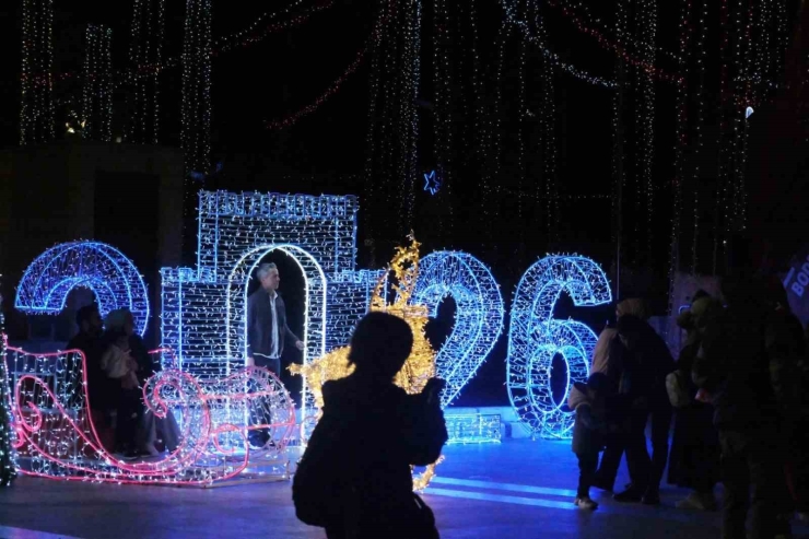 Meydanın Işıltısı Fotoğraf Karelerine Yansıdı