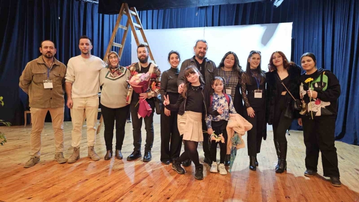 Nazilli Hem Tiyatro Ekibinin Oyunu Beğenildi