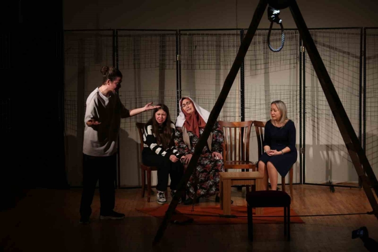 Nazilli Hem Tiyatro Ekibinin Oyunu Beğenildi