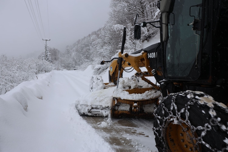 Beyaza Bürünen Sakarya’da 36 Noktada Kar Küreme Çalışmaları Sürüyor