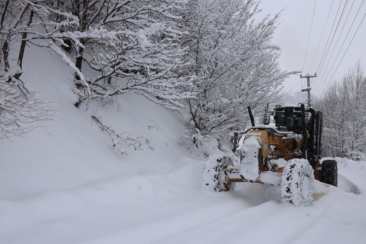 Beyaza Bürünen Sakarya’da 36 Noktada Kar Küreme Çalışmaları Sürüyor