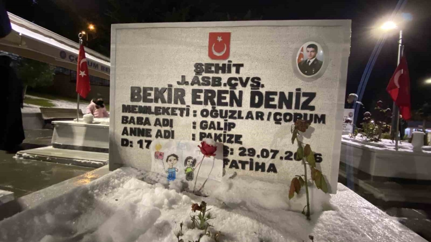 Şehitlikte Yılbaşı Gecesi: Aileler Dualarla Yeni Yıla Girdi