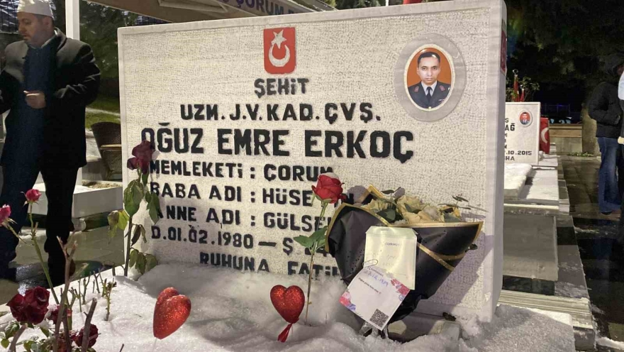 Şehitlikte Yılbaşı Gecesi: Aileler Dualarla Yeni Yıla Girdi