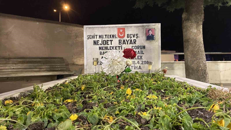 Şehitlikte Yılbaşı Gecesi: Aileler Dualarla Yeni Yıla Girdi