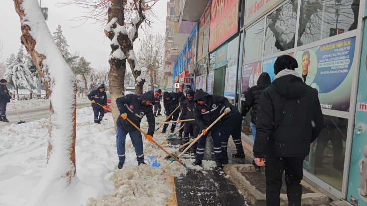 Siirt Belediyesinin Karla Mücadele Çalışmaları Aralıksız Devam Ediyor