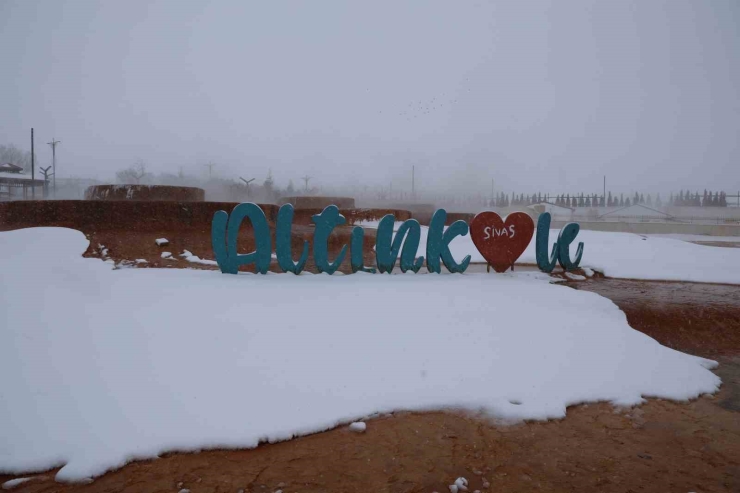 Sivas’ın Altınkale Travertenleri, Yağan Kar İle Eşsiz Görüntüler Oluşturdu