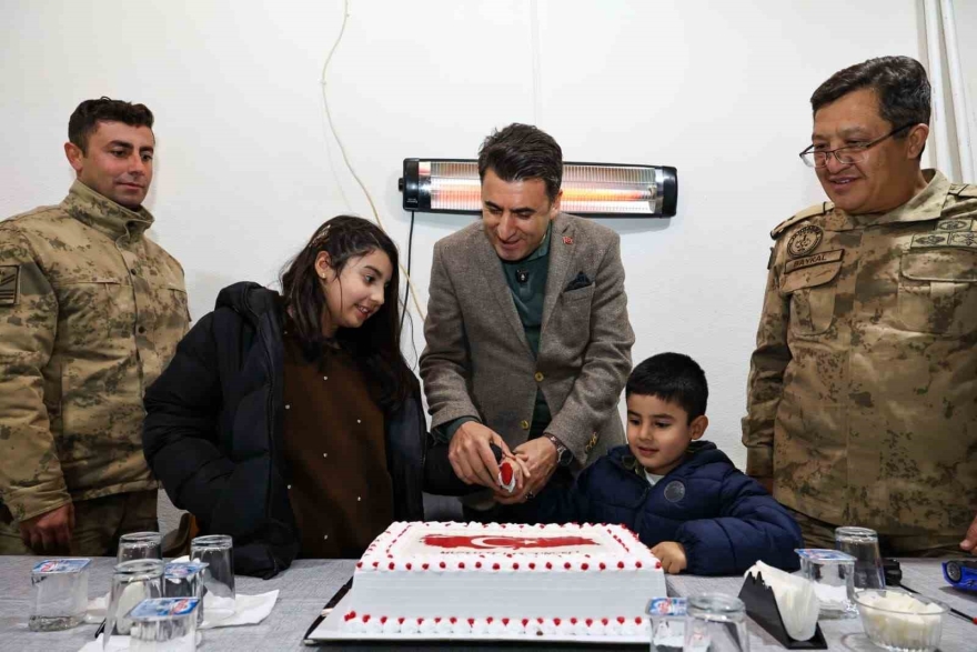 Yılbaşı Nöbetinde Aile Sevinci: Güvenlik Kulesinde Duygu Dolu Anlar