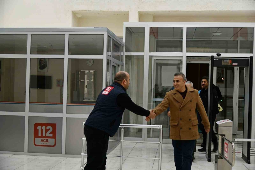 Vali Çiçek, Yılbaşında Görevli Jandarma, Polis Ve Sağlıkçıları Ziyaret Etti