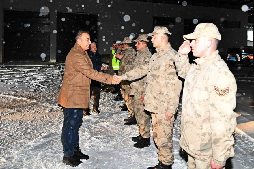 Vali Çiçek, Yılbaşında Görevli Jandarma, Polis Ve Sağlıkçıları Ziyaret Etti