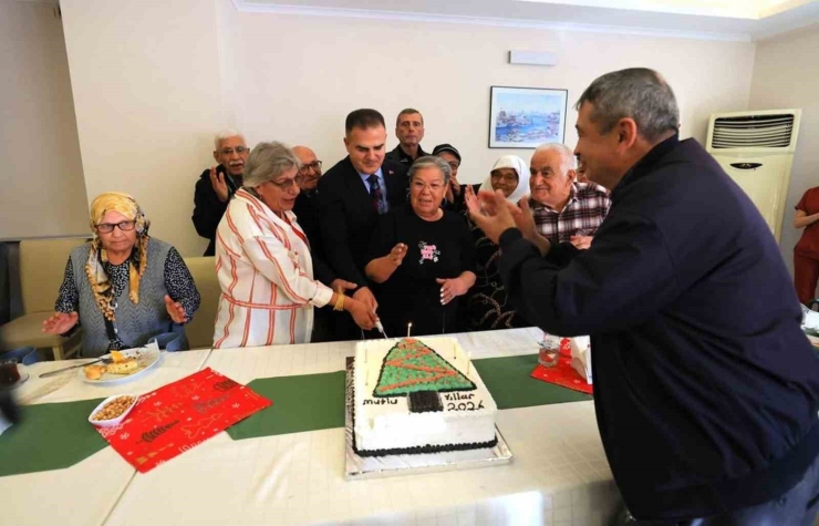 Vali Akbıyık Yeni Yılı Hasta, Yaşlı Ve Görev Yapanları Ziyaretler İle Girdi