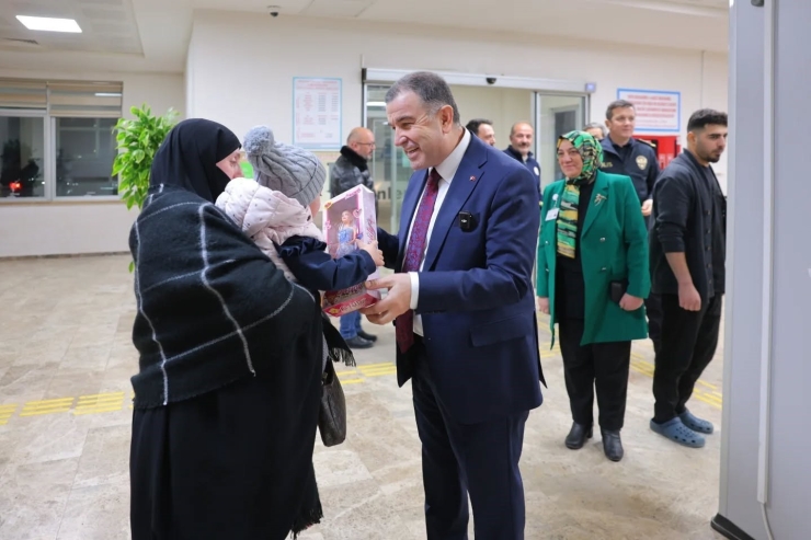 Vali Eldivan’dan Sağlık Çalışanlarına Yeni Yıl Ziyareti