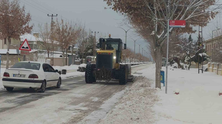 Bahçesaray’da 71 Yerleşim Yerinin Yolu Kardan Kapalı