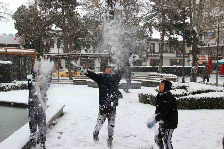 Yeni Yılın İlk Gününde Kar Neşesi: Çocuklar Sokaklara Döküldü