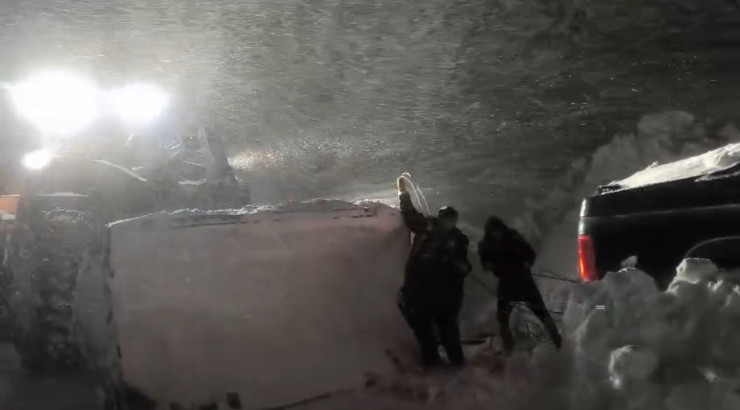 Çığ Altında Kalan Araca 2 Saatlik Operasyon: Mahsur Kalan Vatandaşlar Kurtarıldı