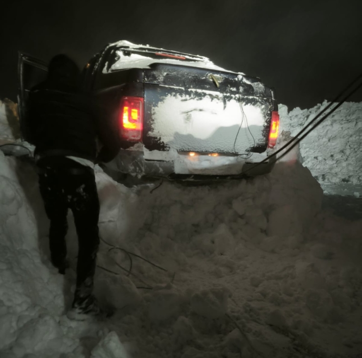 Çığ Altında Kalan Araca 2 Saatlik Operasyon: Mahsur Kalan Vatandaşlar Kurtarıldı