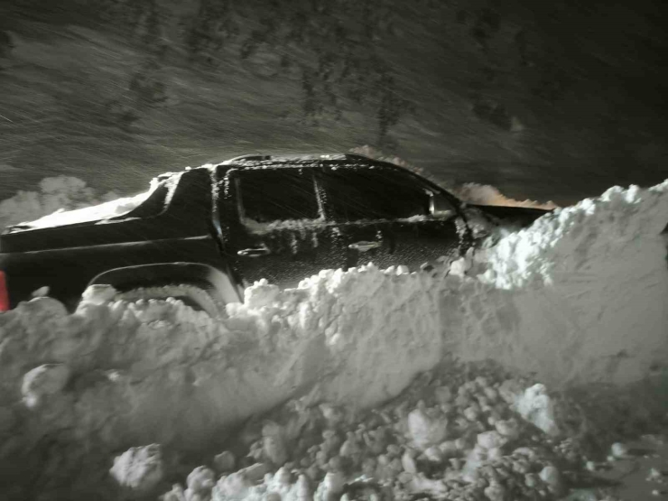 Çığ Altında Kalan Araca 2 Saatlik Operasyon: Mahsur Kalan Vatandaşlar Kurtarıldı