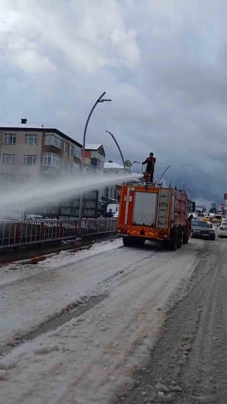 Karla Kapanan Yollar Deniz Suyuyla Açılıyor