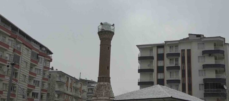 Malatya’da Paşaköşkü Camisi’nin Hasarlı Minaresi Onarılıyor