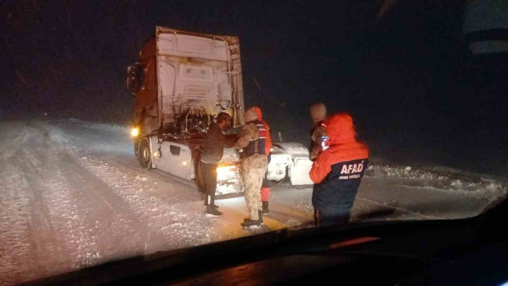 Ağrı’da Afad Ekipleri Mahsur Kalan Vatandaşlara Ulaştı