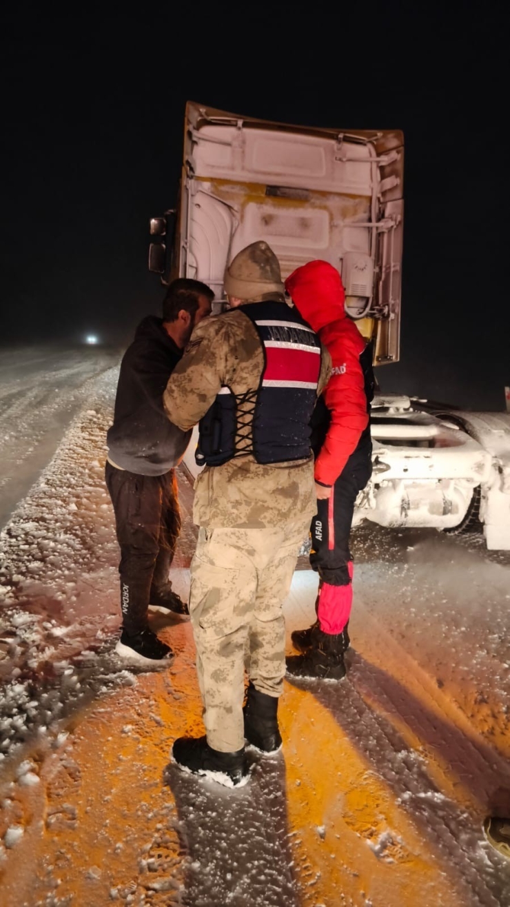 Ağrı’da Afad Ekipleri Mahsur Kalan Vatandaşlara Ulaştı