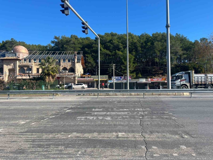 Yol Ve Kavşak Düzenlemesinde ’müşteri Kaybı’ Endişesi Esnafı Sokağa Döktü