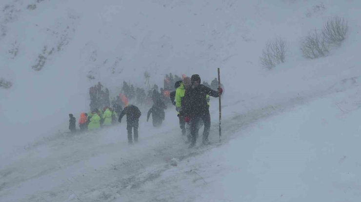 Artvin’de Çığ Bölgesinde Arama Çalışmalarına Ara Verildi