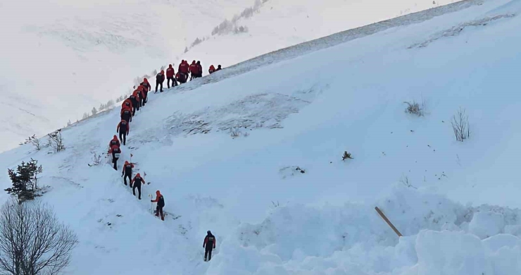 Artvin’de Çığ Faciasında Kayıp Çoban İçin Arama Çalışmaları Üçüncü Gününde Yeniden Başladı