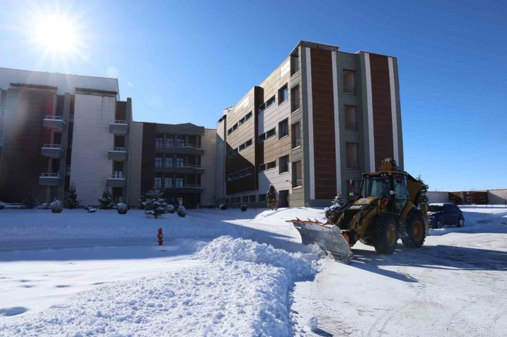 Atatürk Üniversitesi Kampüsünde Kar Temizleme Çalışmaları Aralıksız Sürüyor