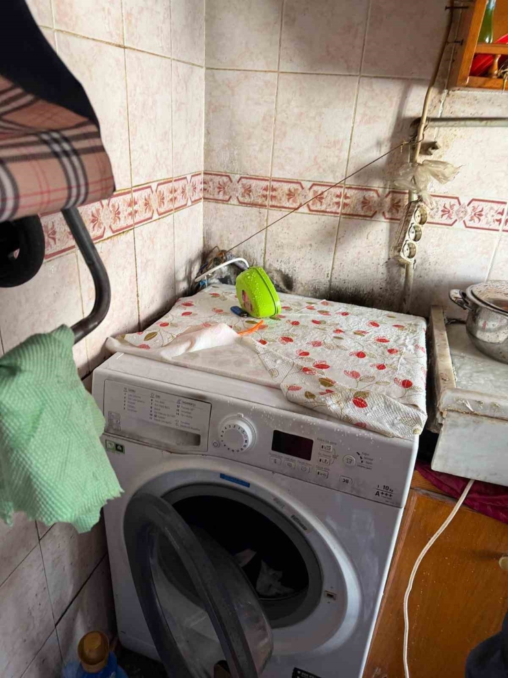 Çamaşır Makinesinden Çıkan Yangın Panikletti