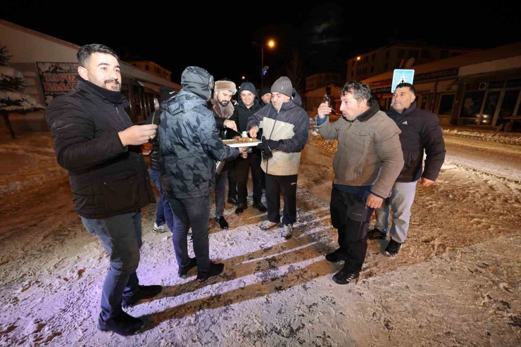 Aziziye’nin Karla Mücadele Timlerine Gece Yarısı Sürprizi