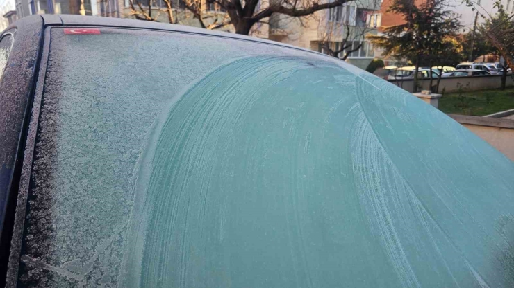 Bandırma’da Dondurucu Soğuk Etkisini Artırdı, Sıcaklık -7 Dereceye Kadar Düştü