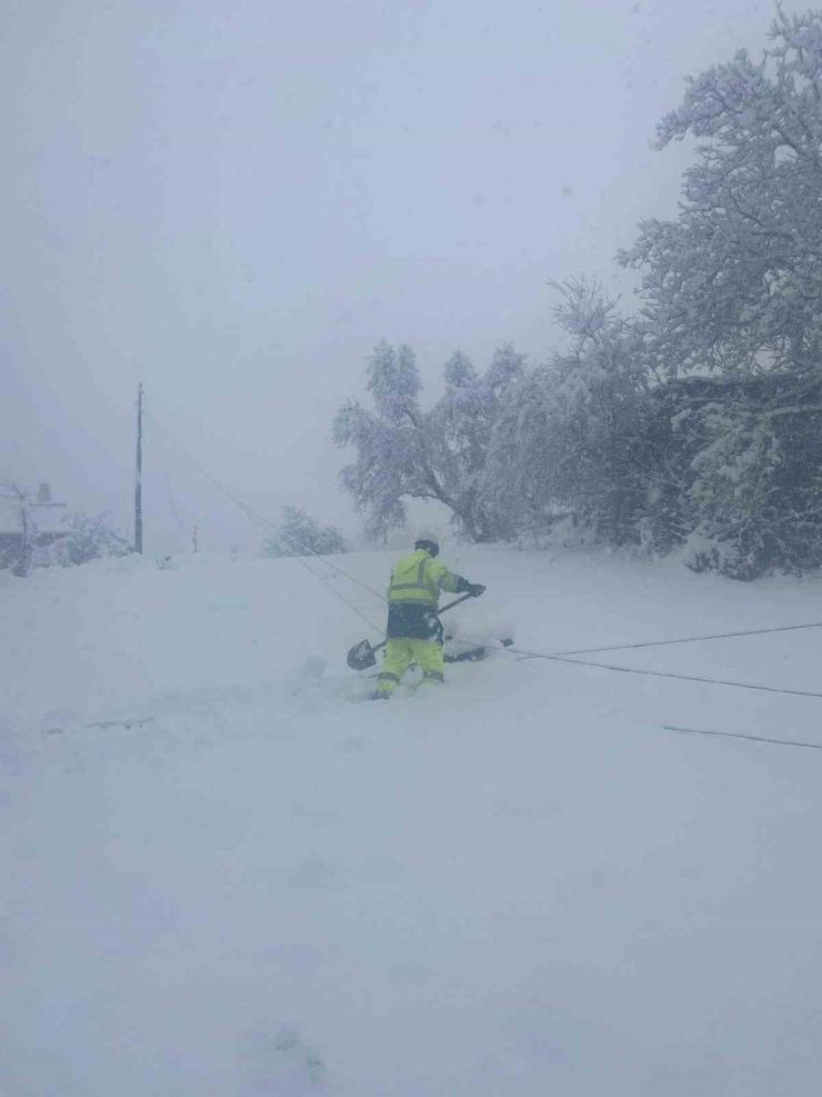 Başkent Edaş Zorlu Kış Şartlarında 7/24 Sahada Mücadele Ediyor